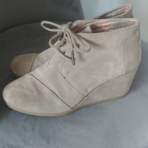 Tom's suede wedges